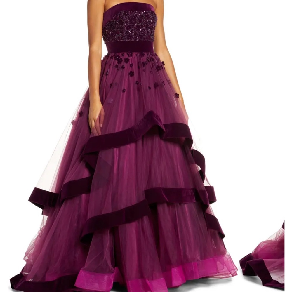 Strapless Tiered Ballgown
MAC DUGGAL. Size 4 .